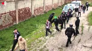 Horde Zla nakon nereda napuštaju stadion Tušanj