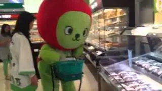 お買い物をするアルクマくん☆
