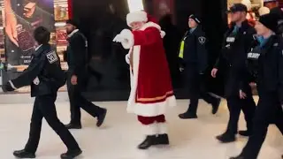 Santa Claus enters  #Devonshire Mall #Windsor, #Ontario 🇨🇦🎅🏻