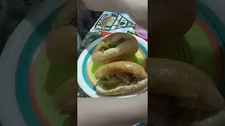 Preparando un lonche de pollo KFC