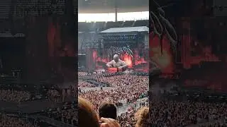 Giant balloon coming up at Stray kids dominATE World tour in Paris day 1 26.7.2025