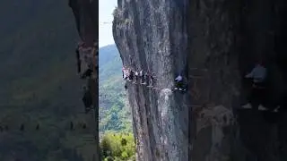 #omg #dangerouswalk#dangerousbridge #chinamountains#shortvideos #viralvideo #shorts