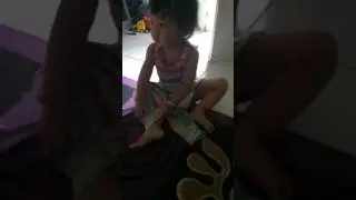 Felisha mulai blajar pakai celana sendiri