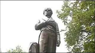 Who is worthy of a statue in New York's parks?