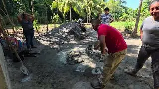 Doña Flori nos trae almuerzo mientras todos trabajando. Proyecto de don Andres y familia. 
