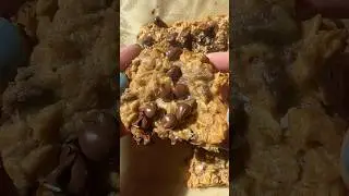 Soft baked chocolate chip oatmeal breakfast bars! #recipe #baking #recipes #breakfast #healthy
