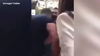 Lo &laquo;sciamano&raquo; di Montecitorio litiga con una guardia giurata e tira una testata a un passante