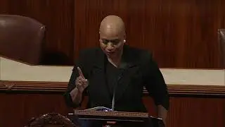Член палаты представителей Аянна Прессли призывает республиканцев продлить субсидии в рамках Зако...