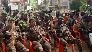Fanfare Militaire : la joie du peuple.