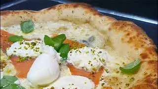 Perla Rosa: salmone, stracciatella, granella di pistacchio 