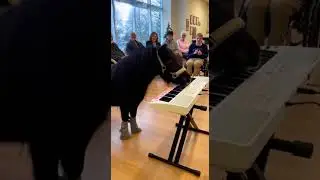 Мини-лошадка играет на пианино для пациентов! 🐴🎹💕 嗯