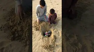 Hiding food and cold drinks 🍸 in desert 🏜 #survival #lifehacks #outdoors #foodshorts