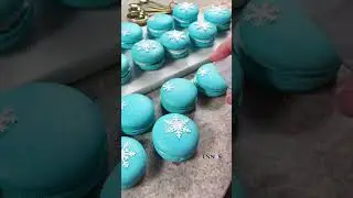 These edible snowflakes are such a cute an simple why to decorate your macarons! #macaron #christmas