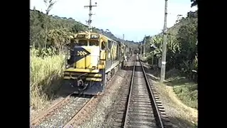 Trem minério carregado Locomotivas U23 MRS passando Trecho Mendes RJ 2004