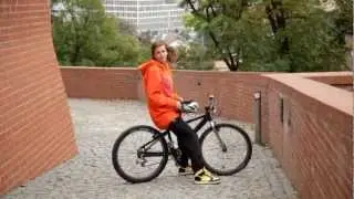 Holka ř&aacute;d&iacute; na kole v parku