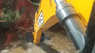 Escavadeira hidr&aacute;ulica JCB 220 LC limpeza de valas.