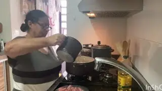 Fiz abobrinha refogada e linguiça calabresa pro almoço. 