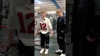 Персональный тренер выполняет упражнения на бицепс и подъемы на носки 💪