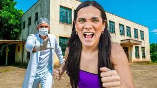 O PRIMEIRO A ESCAPAR DA ESCOLA BIZARRA VENCE!