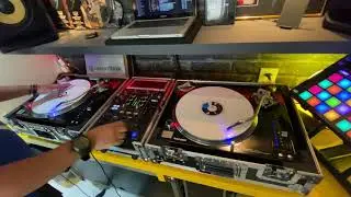 Dj Douglas (DG Menezes) nas Technics MK5G-K