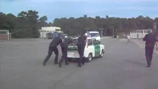 Polizei schiebt ihren Polizei Trabbi 601