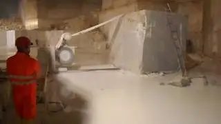 Taglio di un blocco con macchina a filo diamantato (3)