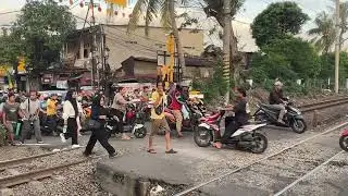 Kerata melalu cepat di perlintasan gang sentiong