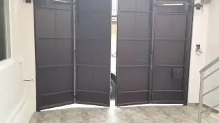 Puerta plegadiza de 4 hojas.