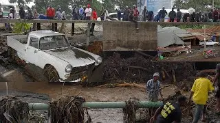 MVUA KUBWA ARUSHA: MAGARI YASOMBWA, NYUMBA ZAANGUSHWA, WANANCHI WAKOSA PAKUISHI, 