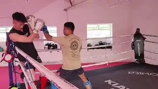 Sweep in the corner at kiatphontip muay thai 🥊#trainersam#sammartialarts #sampadworks#fitnesspadwork