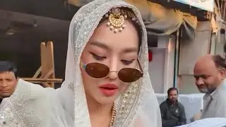 Beautiful thai girl trying Indian street food in Agra | Thai girl trying Indian food #thailand 