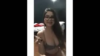 Mulheres dan&ccedil;ando e se exibindo 