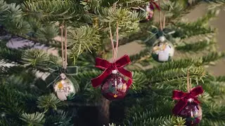 Decorate your Christmas baubles - DIY by S&oslash;strene Grene