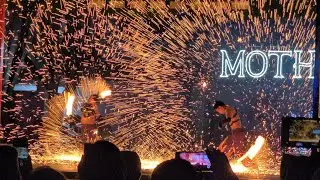 🔥Танцоры с огнем в &laquo;Стране чудес матери&raquo; превращают Рождество в настоящее зрелище🔥