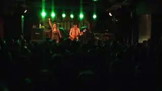 Les Millionnaires support The Damned 