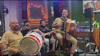 &ldquo;La Caravana&rdquo; Reylin y Agapito Pascual en Casita TiPica #merenguetipico #tipicoenvivo 