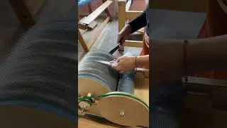 Wolle kardieren mit einer Kardiermaschine mit Handbetrieb