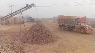 Truck loading from crasher plant #constructionequipment #heavymachinery #stonecrusher #1million 