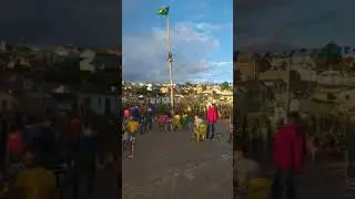 J&uacute;nior  no pau de sebos