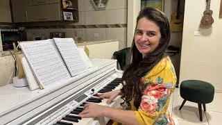 Gizele Granado tocando piano e cantando para alegrar sua alma.