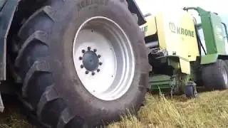 Fendt 926 mit Krone Kombipack beim Pressen