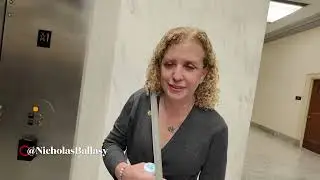 Wasserman Schultz bats away question about Democrats who opposed Maduro operation 