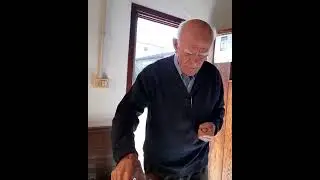 Il maestro distillatore Capovilla Vittorio Gianni degusta il distillato di Susina  @ilmangiaweb
