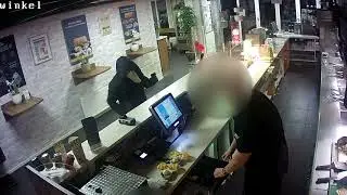 Heftige beelden van overval op cafetaria in Oostzaan