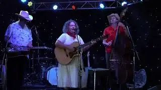 The Cartwheels are Golden Guitar winners Wendy Phypers & Dave Patterson.video  C0044