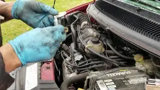 Como cambiar bujias Chrysler town and country 2005 (part 1)