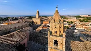 Sorvolando Atri: piccolo tesoro medievale d'Abruzzo in un panorama suggestivo.
