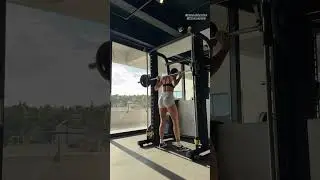 Она начала приседать&hellip; #мотивациявспортзале #тренировка