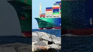 ОДИН НА СКАЛАХ🌊🌊#контейнеровоз #эпический #судно #бурноеморе #море #волны #море #нефтянойтанкер #...