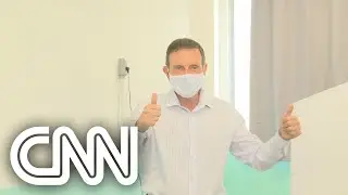 Candidato &agrave; reelei&ccedil;&atilde;o, Marcelo Crivella vota na Barra da Tijuca (RJ) | NOVO DIA
